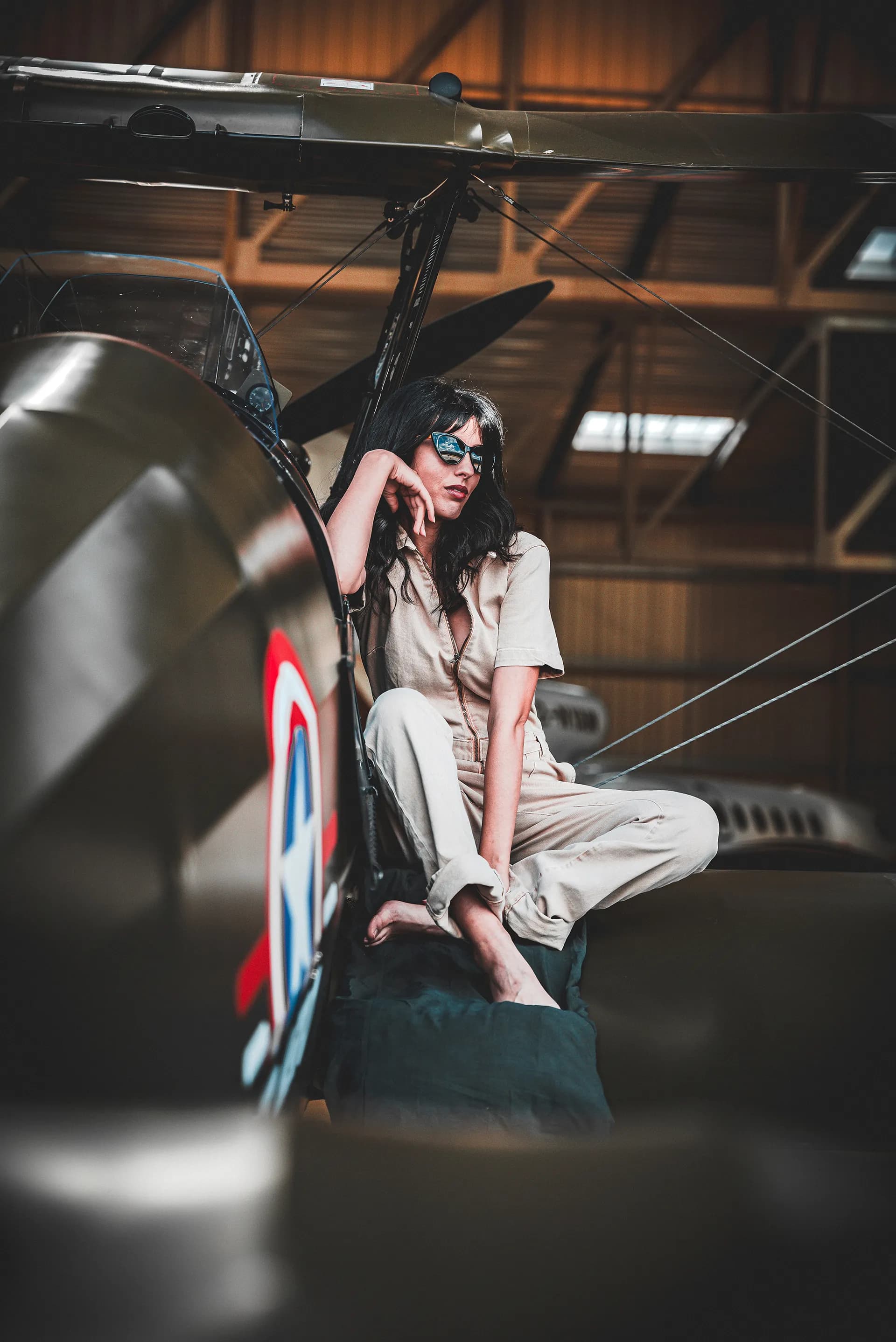 femme-avion-assise